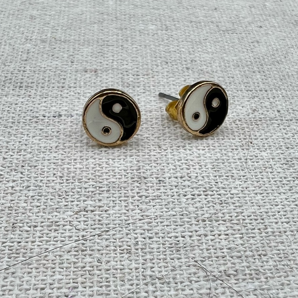 𝔾𝕆𝕃𝔻 𝕋𝕆ℕ𝔼 Yin Yang Stud Earrings